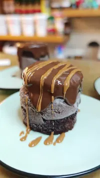 كيك الشوكولاتة مع الآيس كريم والكراميل