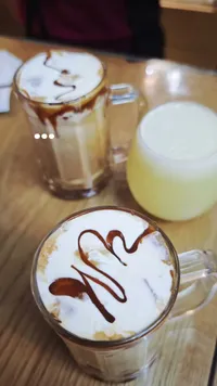 مشروب قهوة مثلجة بالكراميل