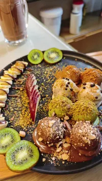 طبق حلويات مشكل بالفواكه والشوكولاتة