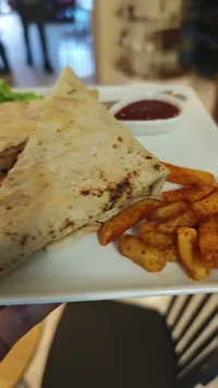 وجبة كاساديا الدجاج مع البطاطس المقلية
