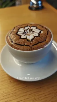 مشروب كابتشينو برسمة فنية