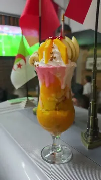 كوكتيل فواكه طبيعي مع الكريمة