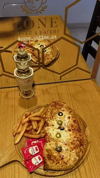 وجبة كالزوني بالجبنة والزيتون - زون كوفي (Zone Coffee)